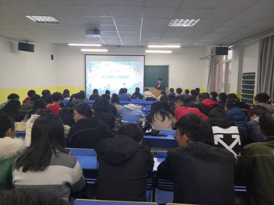 2026世界杯官网辅导员召开“学习领航，人生领航”主题班会4.jpg